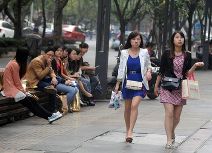 女子麦当劳内咆哮式辱骂一男孩